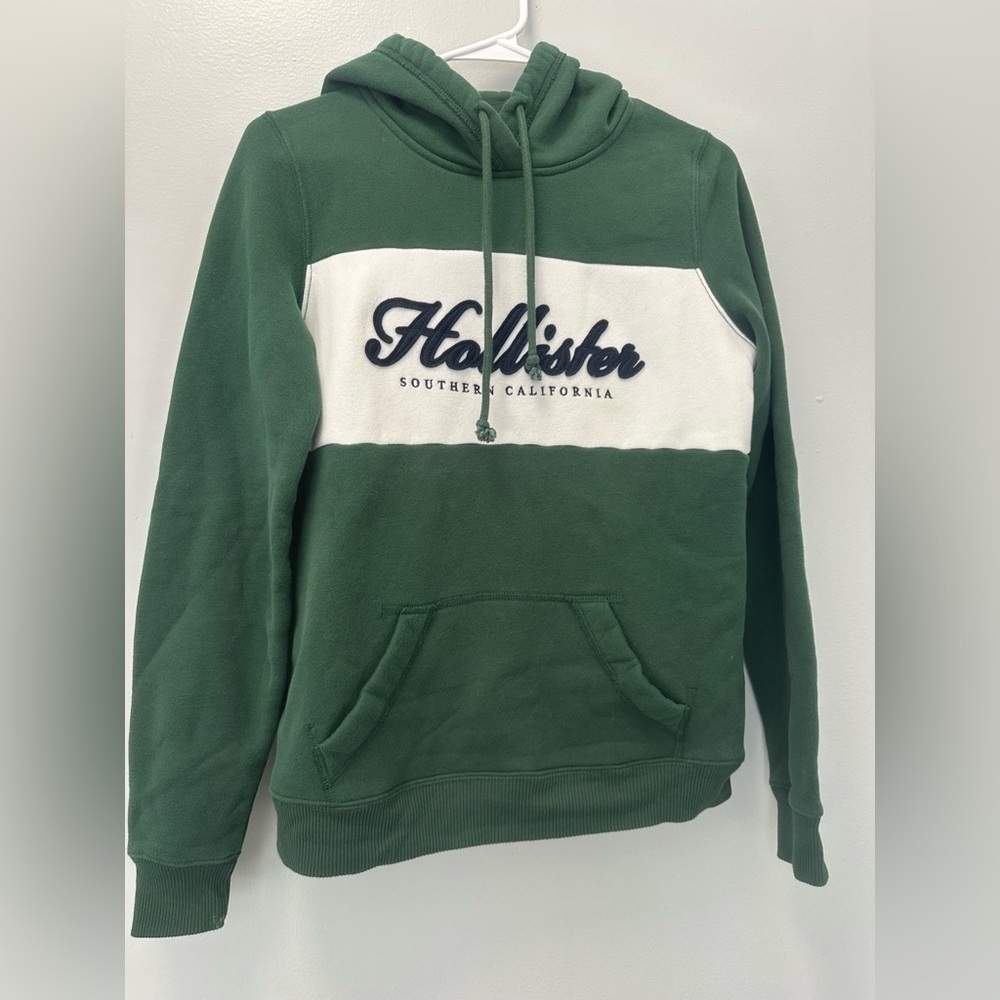 Hollister Men's Green and White Hoodie